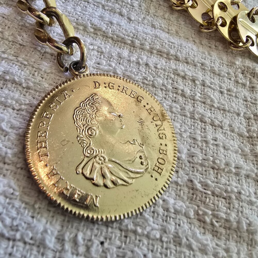 Vintage Medallion Link Belt in Gold with Coin Pendant​​​ - Picture 3 of 7